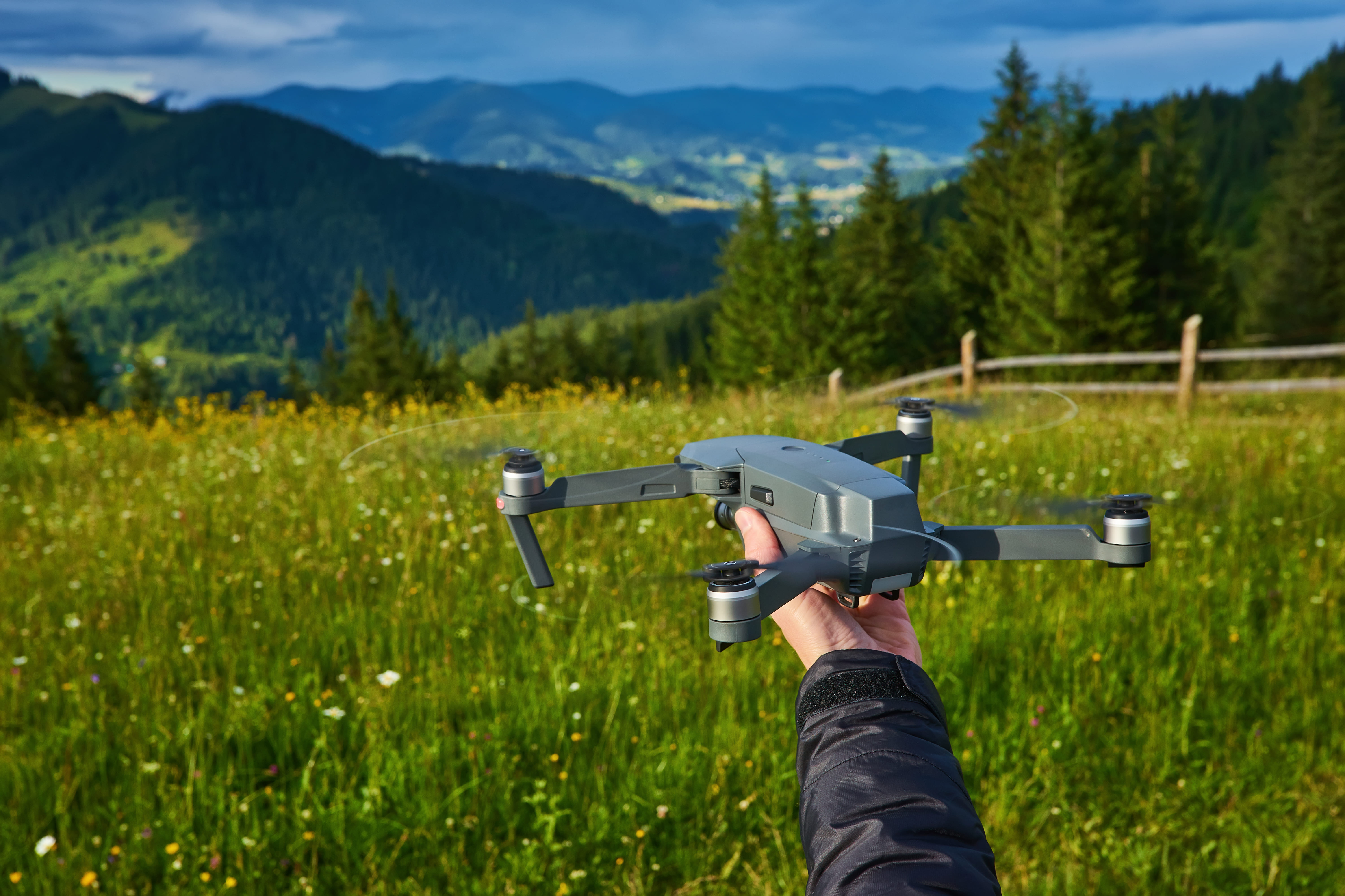 Άνδρας κρατάει drone στο χέρι του