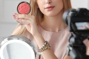 Content creator παρουσιάζει ένα make-up tutorial μπροστά σε κάμερα